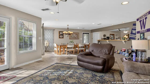 1508 E St Floresville, TX 78114