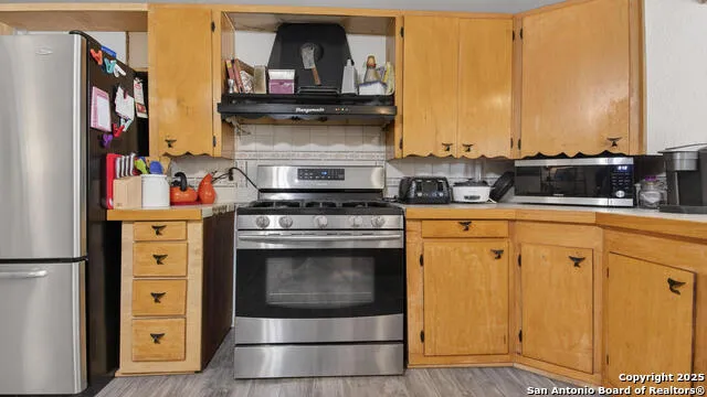 1508 E St Floresville, TX 78114