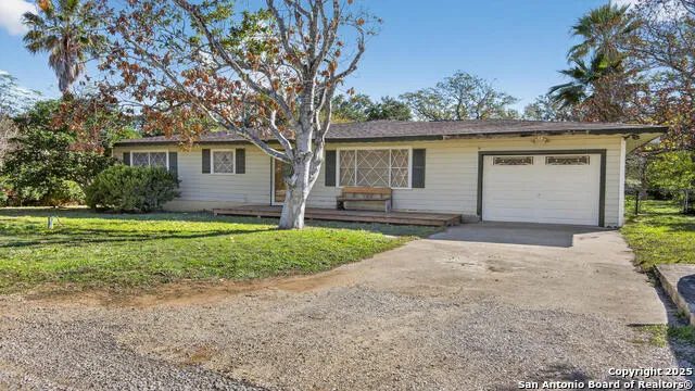 1508 E St Floresville, TX 78114