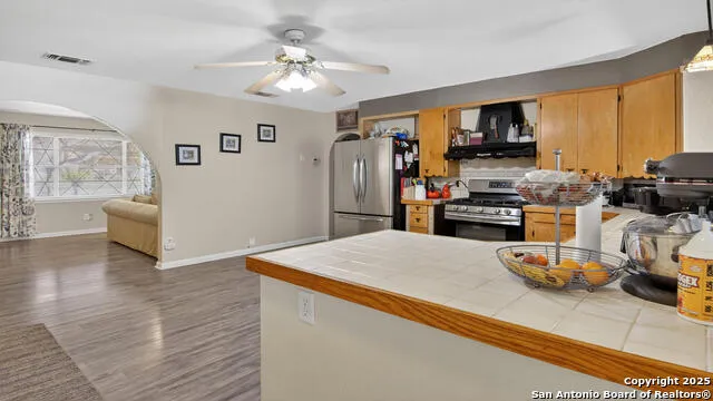 1508 E St Floresville, TX 78114