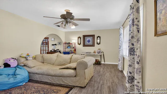 1508 E St Floresville, TX 78114