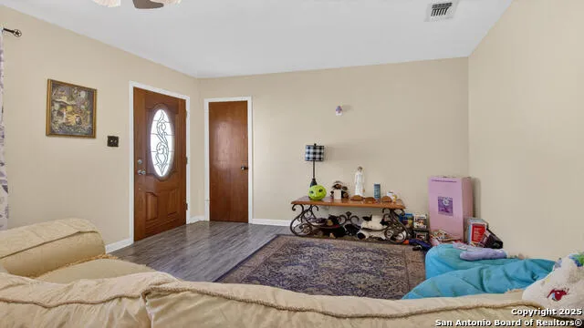 1508 E St Floresville, TX 78114