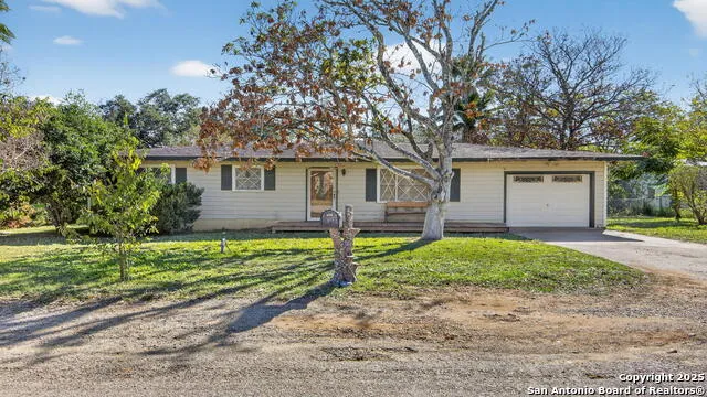 1508 E St Floresville, TX 78114