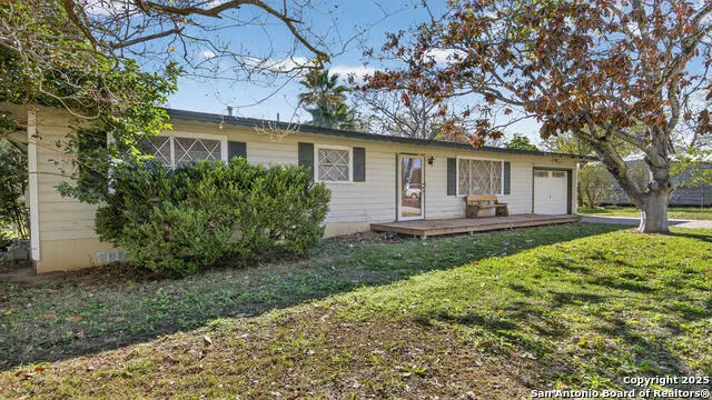 1508 E St Floresville, TX 78114