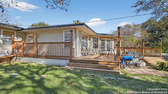 1508 E St Floresville, TX 78114