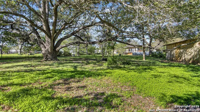 1508 E St Floresville, TX 78114