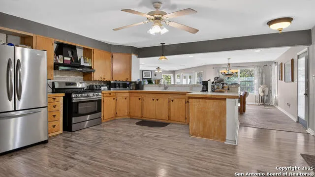 1508 E St Floresville, TX 78114