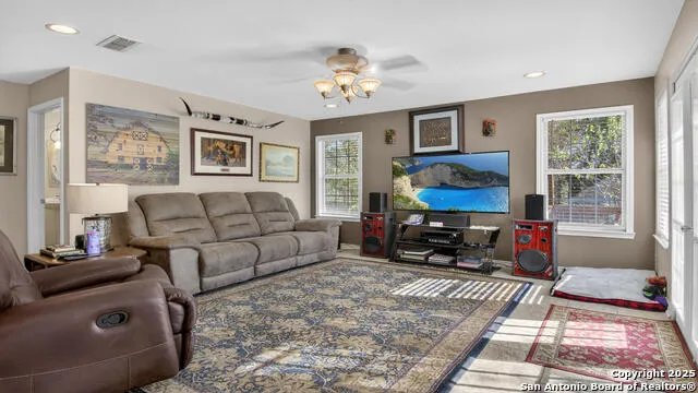 1508 E St Floresville, TX 78114