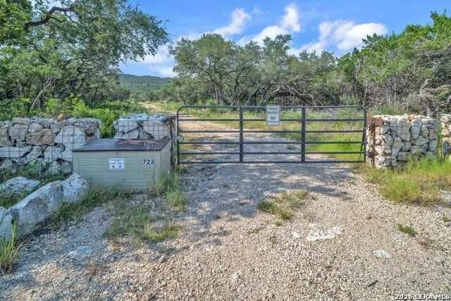 723 County Road 242 Hondo, TX 78861