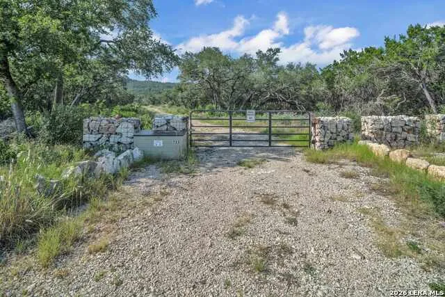 723 County Road 242 Hondo, TX 78861