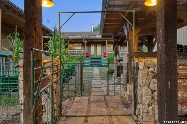 723 County Road 242 Hondo, TX 78861