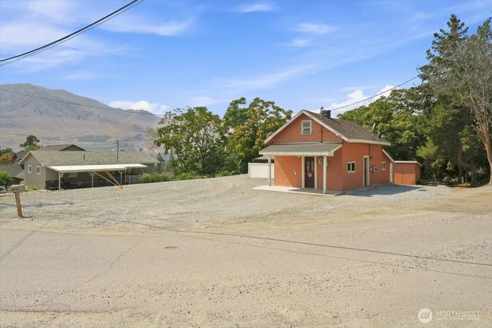 617 Bradley Street Chelan, WA 98816