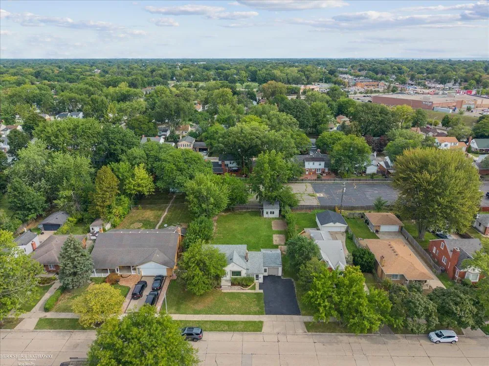 20585 Anita Road Harper Woods City, MI 48225