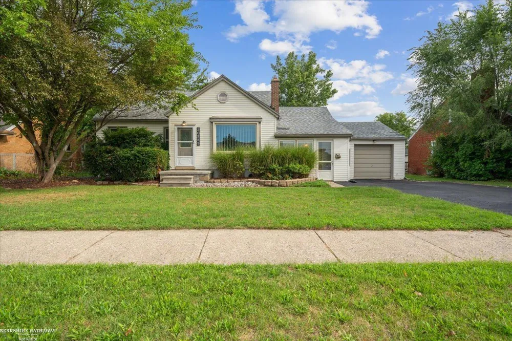 20585 Anita Road Harper Woods City, MI 48225