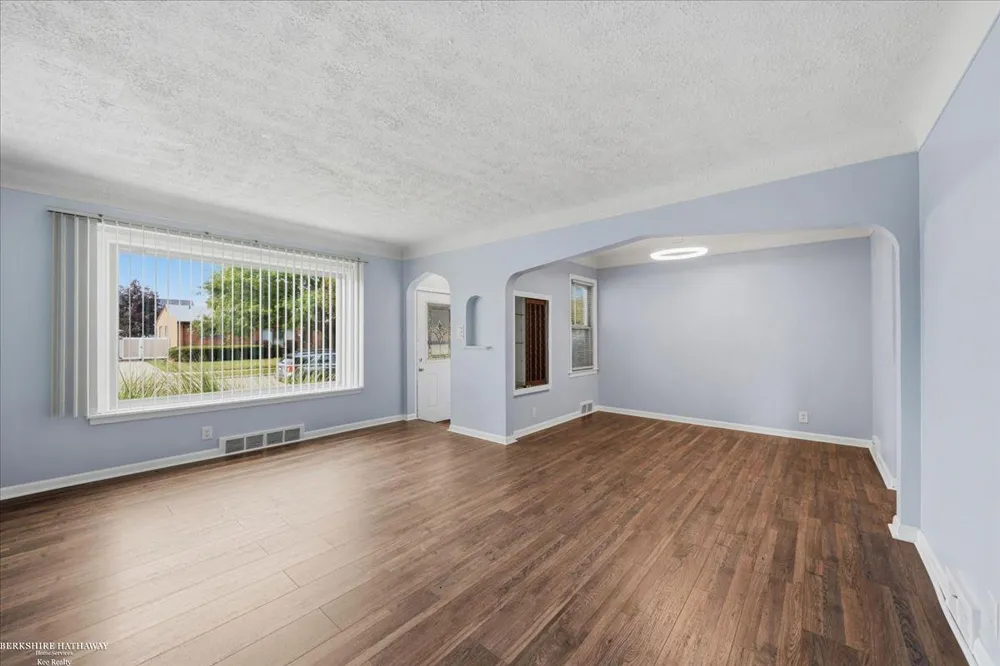 20585 Anita Road Harper Woods City, MI 48225