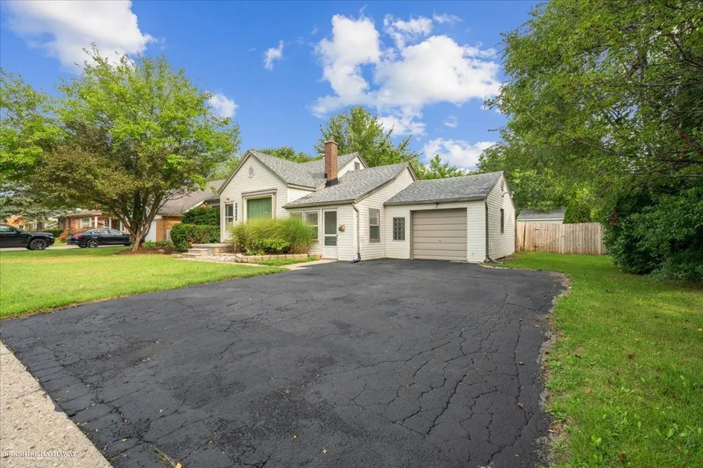 20585 Anita Road Harper Woods City, MI 48225