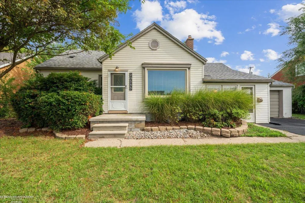 20585 Anita Road Harper Woods City, MI 48225