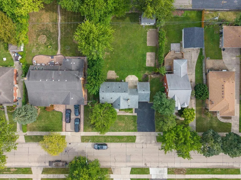 20585 Anita Road Harper Woods City, MI 48225