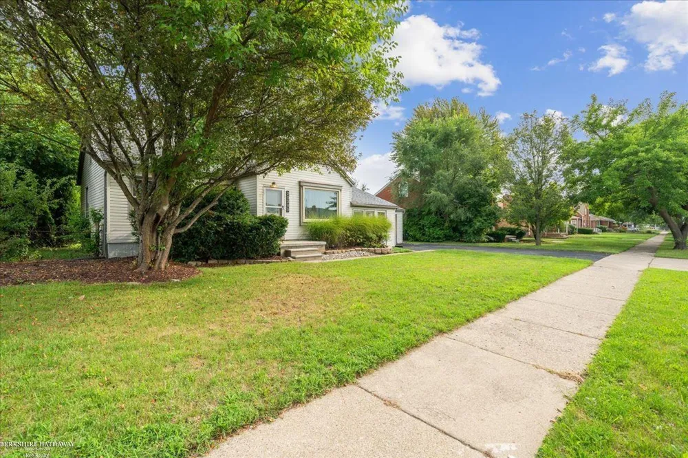 20585 Anita Road Harper Woods City, MI 48225
