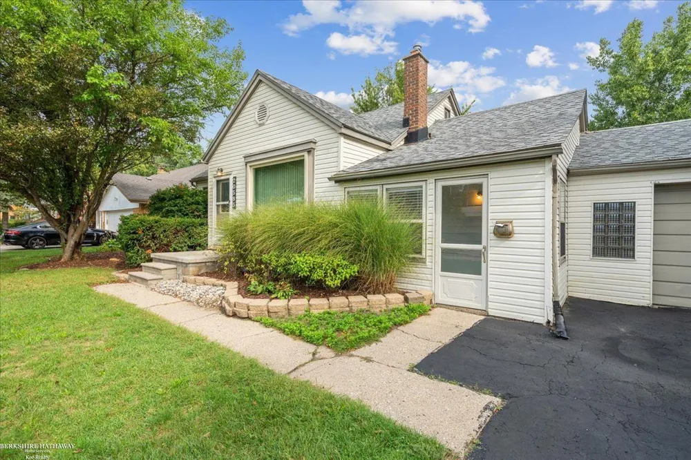 20585 Anita Road Harper Woods City, MI 48225