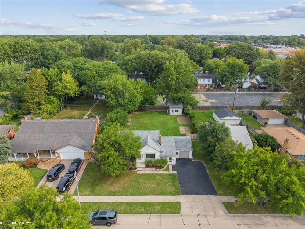 20585 Anita Road Harper Woods City, MI 48225
