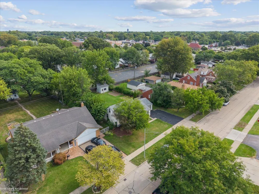 20585 Anita Road Harper Woods City, MI 48225