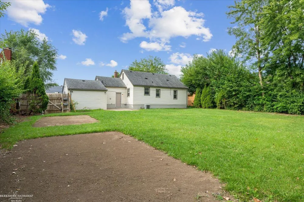 20585 Anita Road Harper Woods City, MI 48225