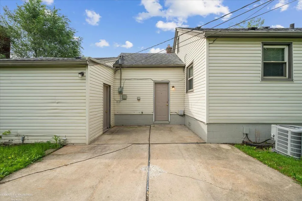 20585 Anita Road Harper Woods City, MI 48225
