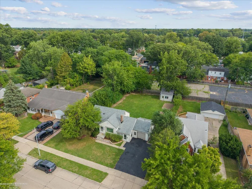 20585 Anita Road Harper Woods City, MI 48225