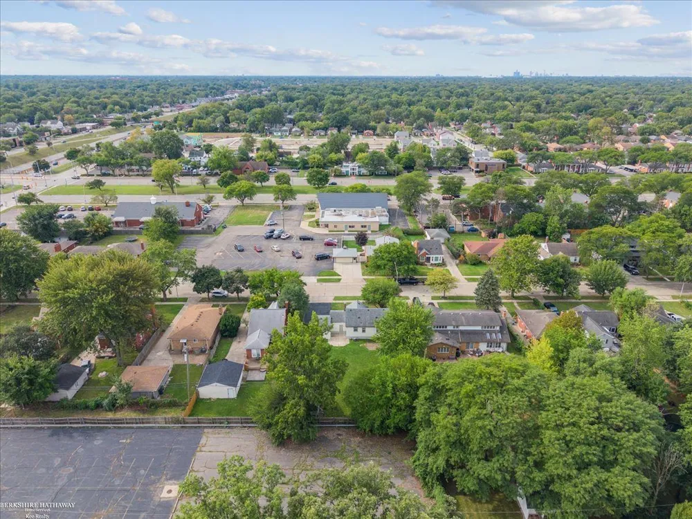 20585 Anita Road Harper Woods City, MI 48225