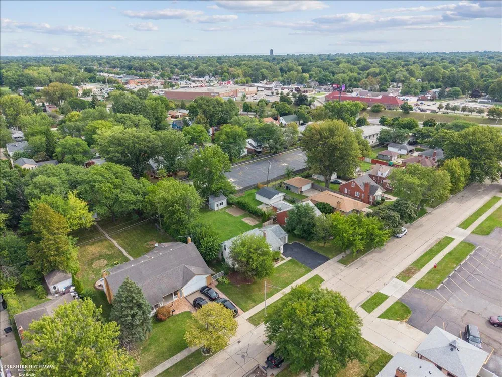 20585 Anita Road Harper Woods City, MI 48225