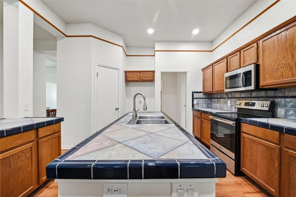 4802 Widerop Lane Friendswood, TX 77546