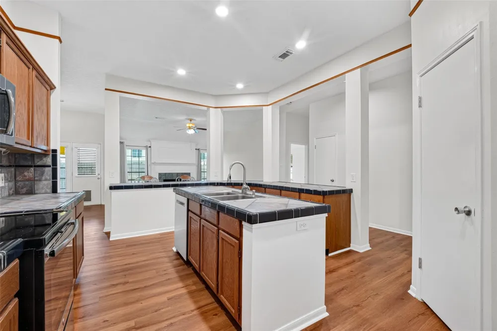 4802 Widerop Lane Friendswood, TX 77546