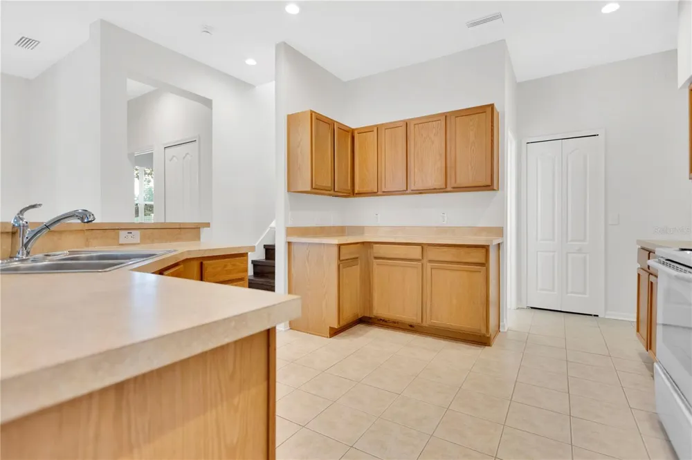 2541 PEEKSKILL ROAD Valrico, FL 33594