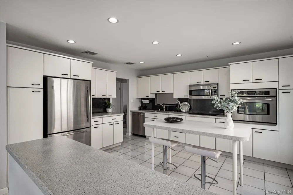 2075 Berkley Lane Merrick, NY 11566