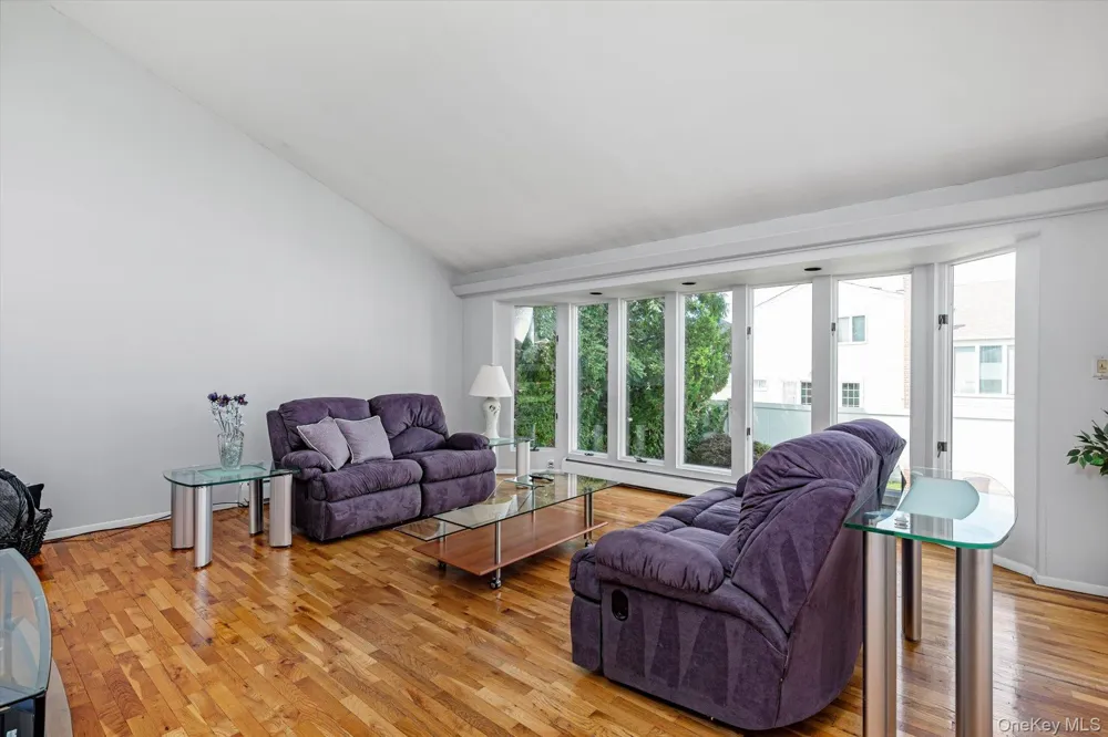 2075 Berkley Lane Merrick, NY 11566