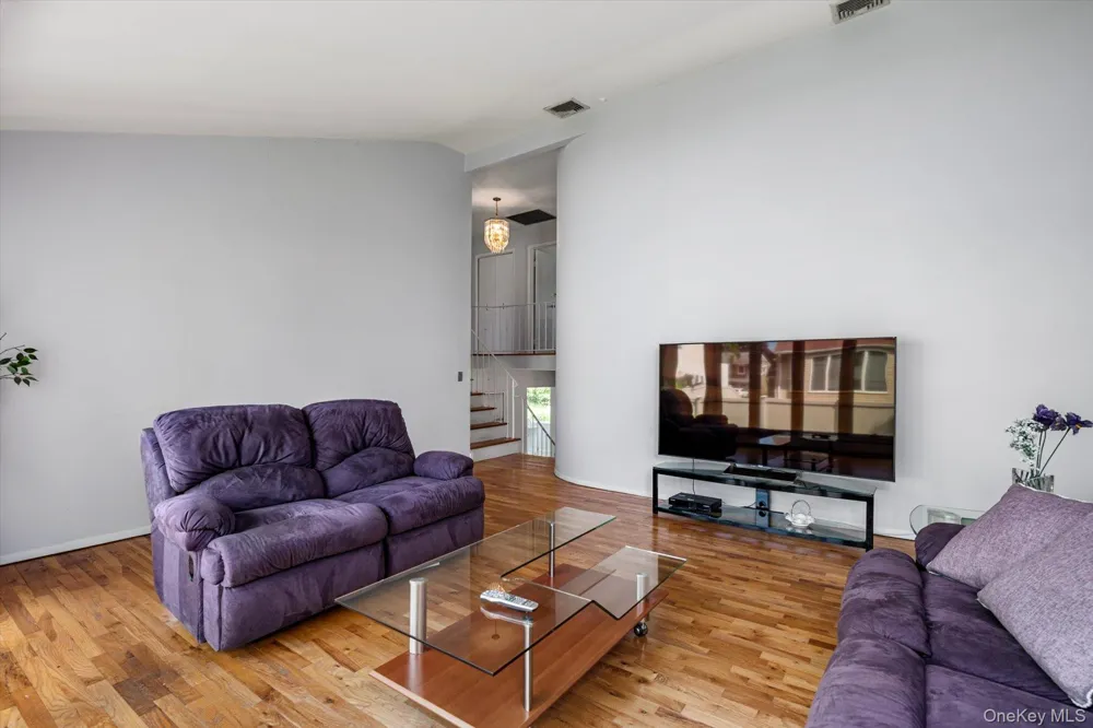 2075 Berkley Lane Merrick, NY 11566