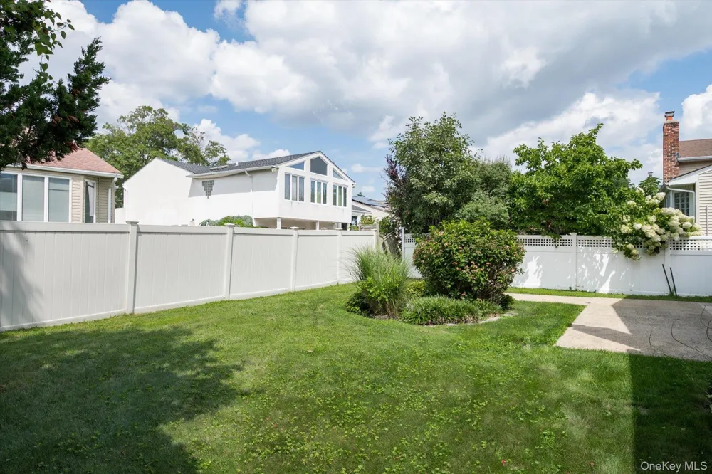 2075 Berkley Lane Merrick, NY 11566
