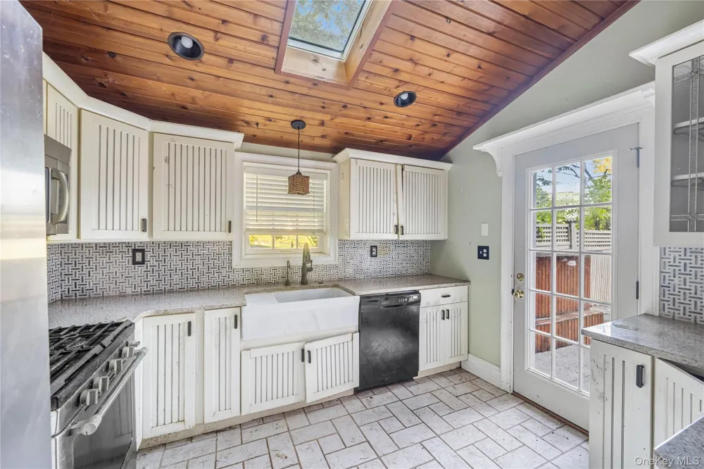 697 S Mountain Road New City, NY 10956