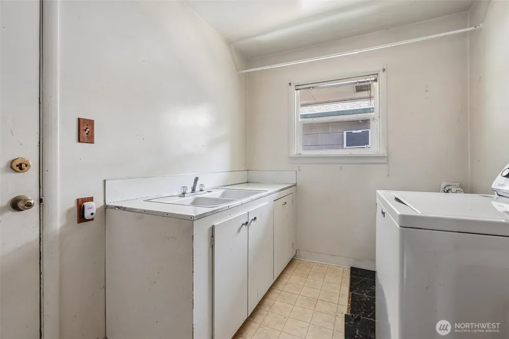 2219 Ocean Beach Highway Longview, WA 98632