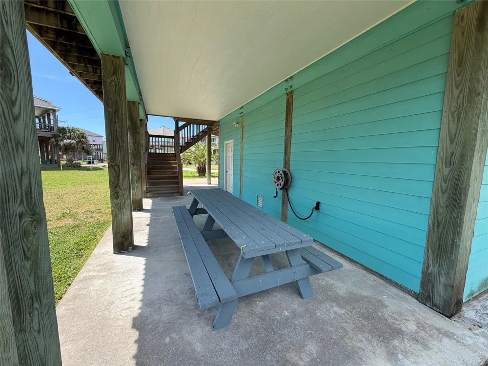 980 S Stingaree Drive Crystal Beach, TX 77650