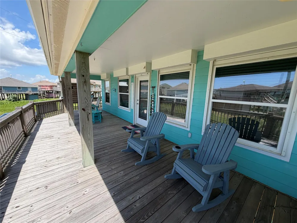980 S Stingaree Drive Crystal Beach, TX 77650