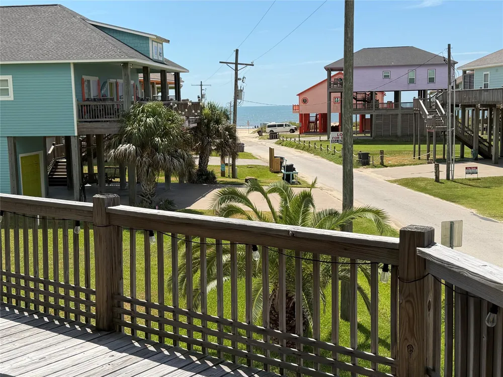 980 S Stingaree Drive Crystal Beach, TX 77650