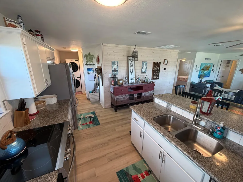 980 S Stingaree Drive Crystal Beach, TX 77650