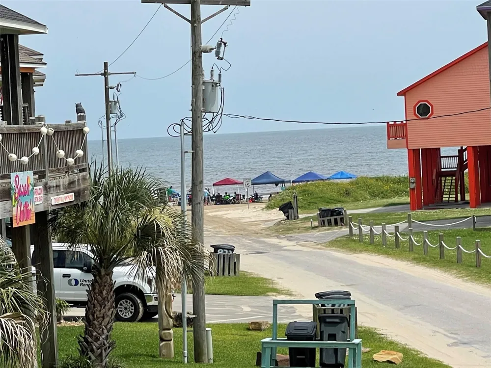 980 S Stingaree Drive Crystal Beach, TX 77650