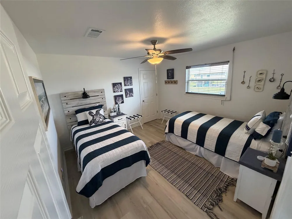 980 S Stingaree Drive Crystal Beach, TX 77650