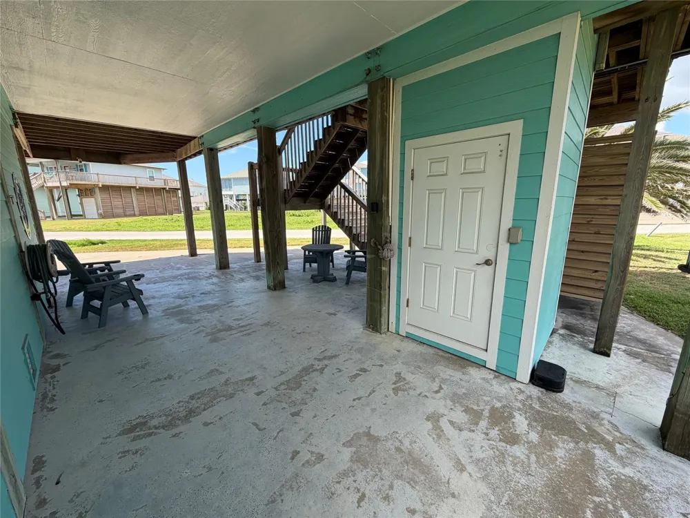 980 S Stingaree Drive Crystal Beach, TX 77650
