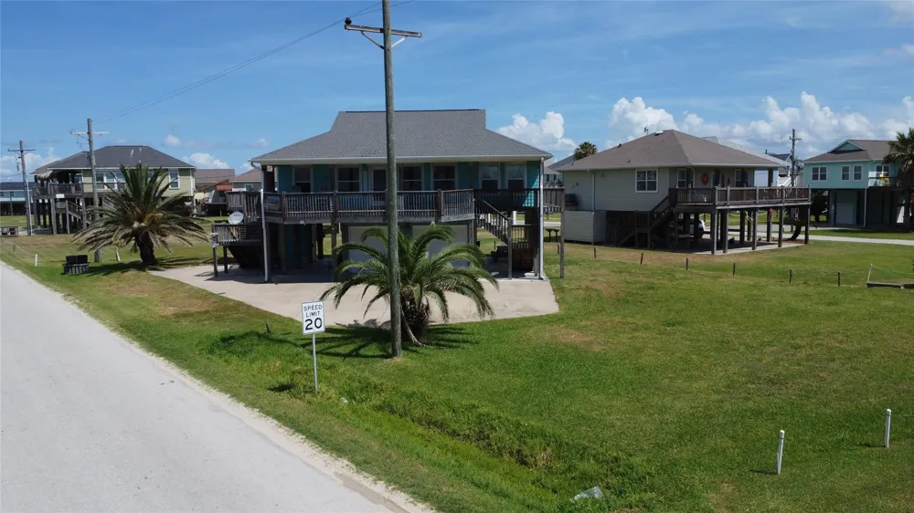 980 S Stingaree Drive Crystal Beach, TX 77650