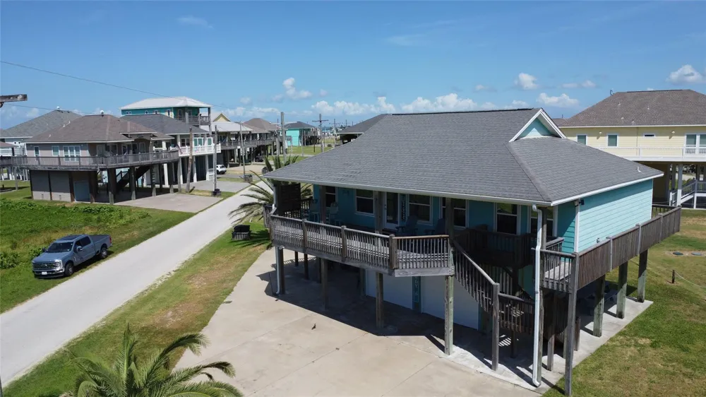 980 S Stingaree Drive Crystal Beach, TX 77650