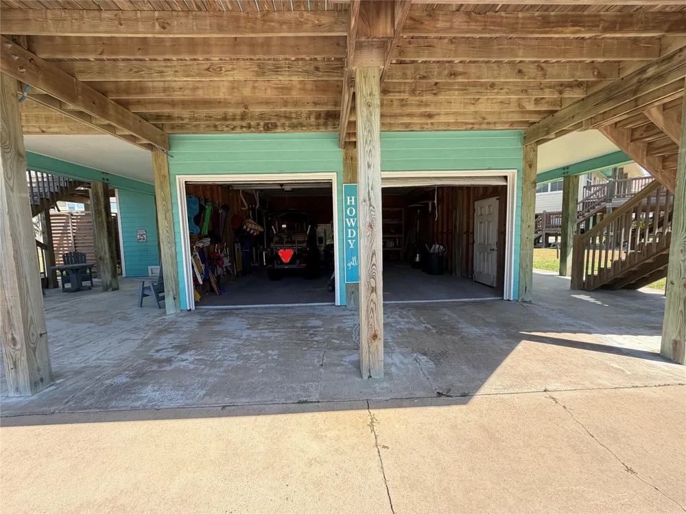 980 S Stingaree Drive Crystal Beach, TX 77650